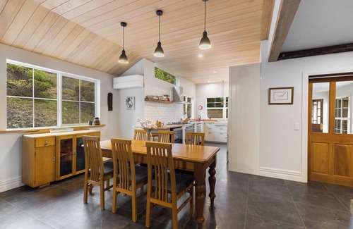 Arrow Junction Cabaña | Romantic stone cottage near historic Arrowtown