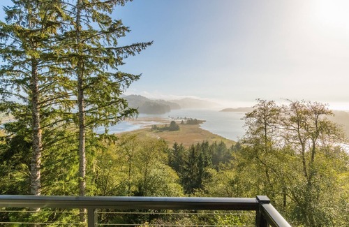 Pacific City Apartamento | Romantic studio apartment with private deck, work space and incredible views!