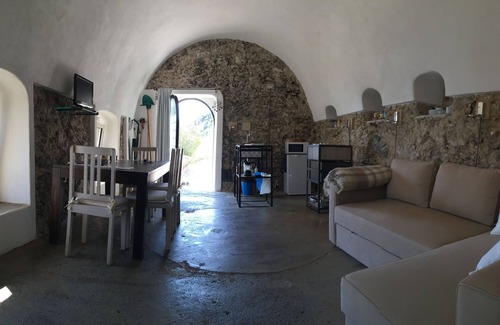 Erchie Casa | Romántica suite de encanto con terraza con vistas al mar de Amalfi y aparcamiento privado.