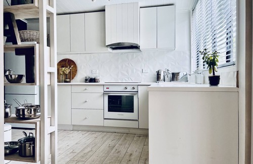 Surfdale Apartamento | Romantic, sun filled, 6 minute walk to beach