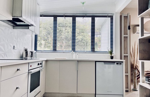 Surfdale Apartamento | Romantic, sun filled, 6 minute walk to beach