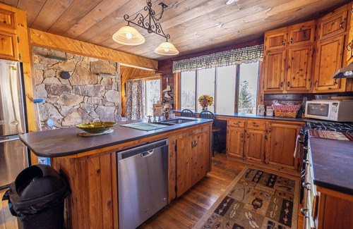Beaver Cove Casa | Romántica escapada al atardecer y al lago con cubierta envolvente, bañera de hidromasaje y chimenea