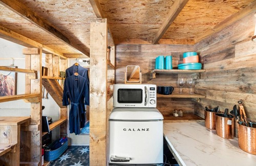 Newport Casa | Romantic Tiny House w Sauna, Outdoor Tub in Goat Farm