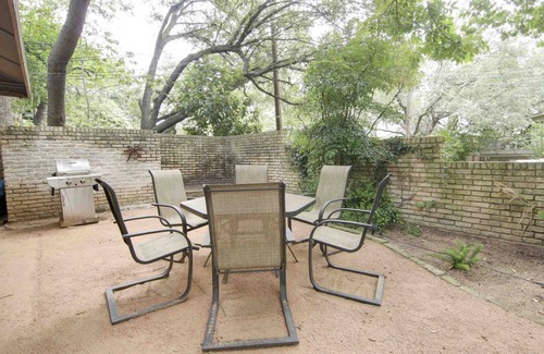 Tarrytown Casa | Romantic townhouse with private entrance, private patio, WiFi, and full kitchen