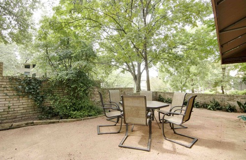 Tarrytown Casa | Romantic townhouse with private entrance, private patio, WiFi, and full kitchen