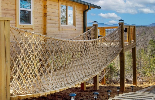 Marion Cabina | Romantic Treehouse with Hot Tub, Waterfall, Hiking, Swinging Bridge & Goats