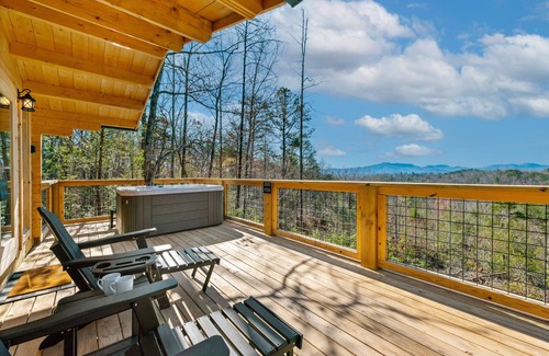 Marion Cabina | Romantic Treehouse with Hot Tub, Waterfall, Hiking, Swinging Bridge & Goats