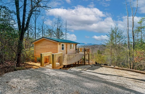 Marion Cabina | Romantic Treehouse with Hot Tub, Waterfall, Hiking, Swinging Bridge & Goats
