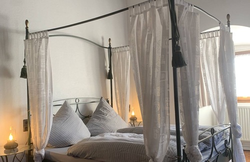 Kornburg - Worzeldorf Otro | Romantic vacation apartment in a historic castle for 3-4 people