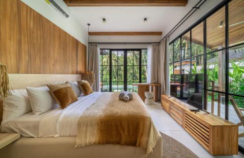 Kutuh Kaja Villa | Romantic Verona Villa Poolside Comfort - Modern Luxury