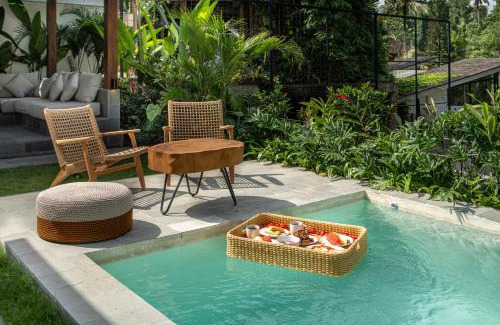 Kutuh Kaja Villa | Romantic Verona Villa Poolside Comfort - Modern Luxury