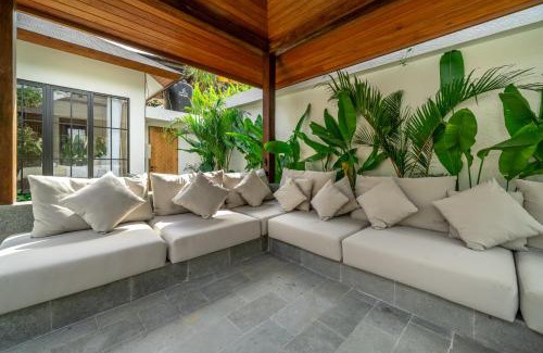 Kutuh Kaja Villa | Romantic Verona Villa Poolside Comfort - Modern Luxury