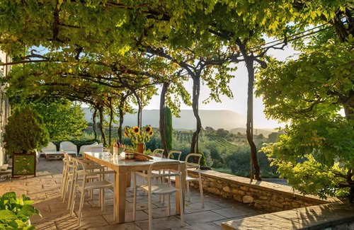Saint-Saturnin-les-Apt Casa | Romantic Villa Set in Olive Grove with Pool, WiFi and AC in St Saturnin Les Apt