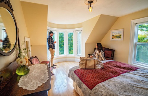 Advocate Harbour Cama Y Desayuno | Romantic Victorian guest room for two close to the ocean and hiking trails