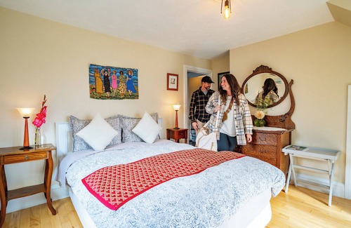 Advocate Harbour Cama Y Desayuno | Romantic Victorian guest room for two close to the ocean and hiking trails