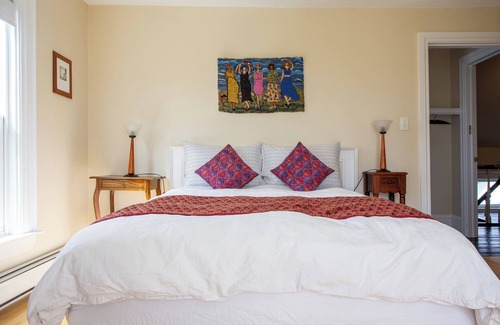 Advocate Harbour Cama Y Desayuno | Romantic Victorian guest room for two close to the ocean and hiking trails