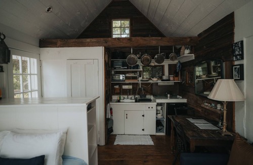 North Truro Cabaña | Romántico Waterfront Artist Cottage para 2 con patio, parrilla y vista a la bahía