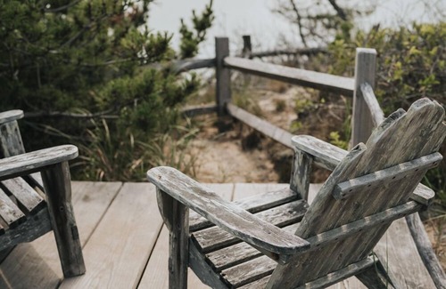 North Truro Cabaña | Romántico Waterfront Artist Cottage para 2 con patio, parrilla y vista a la bahía
