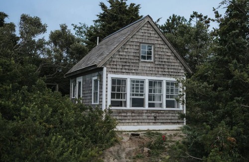 North Truro Cabaña | Romántico Waterfront Artist Cottage para 2 con patio, parrilla y vista a la bahía