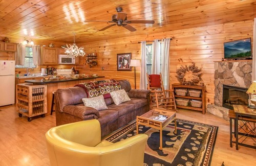 Sevierville Cabina | Cabaña arbolada privada, 1 BDR / 1. 5 BAÑOS, 4 personas, jacuzzi, DirectTV, cerca de todo!