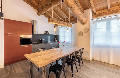 Desenzano del Garda Apartamento | Romántico apartamento vacacional "Acero" con Wi-Fi, jardín y piscina compartidos