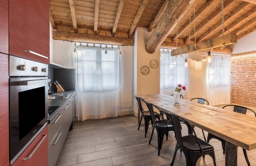 Desenzano del Garda Apartamento | Romántico apartamento vacacional "Acero" con Wi-Fi, jardín y piscina compartidos