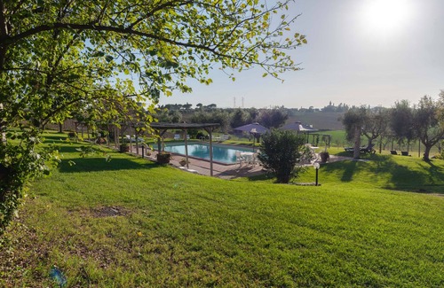 Castiglione del Lago Apartamento | Romantisch Appartement met Eigen Terras met Zicht op de Tuin met Zwembad!