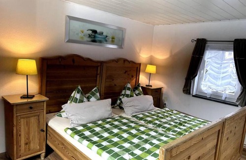 Grossschoenau Apartamento | Romantische Ferienwohnung Marie - Historisches Flair und Infrarot-Sauna