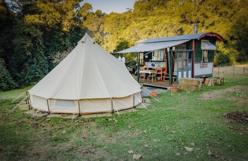 Ravensbourne Casa | Romany Wood is the perfect secluded weekend escape beside the creek & rainforest