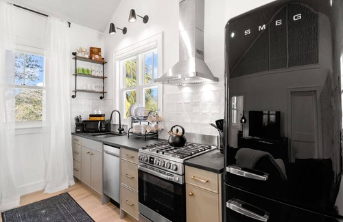 Historic Ybor Apartamento | Romeo Julieta 2 Epic Studios Steps to 7th Ave