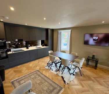 City Centre Apartamento | Romeo's Arch high end luxury in centre of Stratford with parking