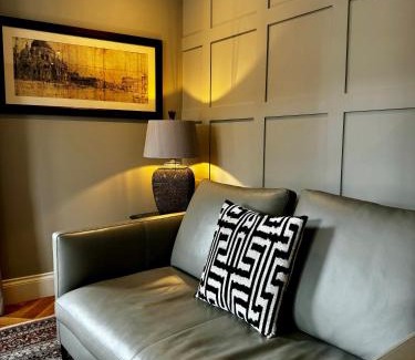 City Centre Apartamento | Romeo's Arch high end luxury in centre of Stratford with parking
