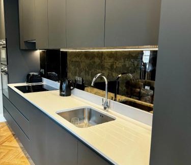 City Centre Apartamento | Romeo's Arch high end luxury in centre of Stratford with parking