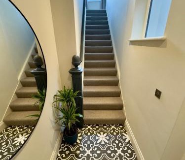 City Centre Apartamento | Romeo's Arch high end luxury in centre of Stratford with parking