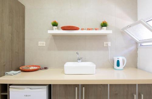 Haifa Apartamento | ROMSUITES - German colony main street, Bahai gardens, City Centr