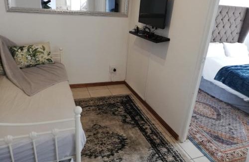 Cape Town Casa | Rondebosch East Garlandale STRICTLY HALAAL, fresh garden cottage