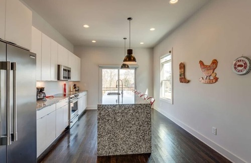 Hadley - Washington Casa | Roof Deck | Garage Parking | 10 Mins to Broadway