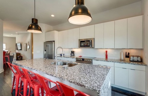 Hadley - Washington Casa | Roof Deck | Garage Parking | 10 Mins to Broadway