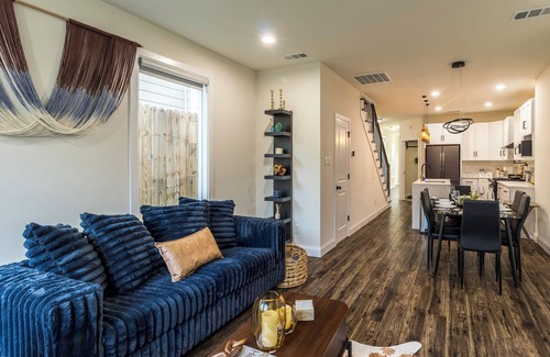 Dallas Casa | Rooftop Cinema + Karaoke | Coffee & WiFi