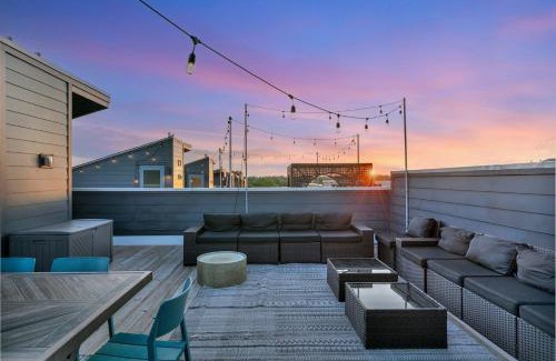 Talbot's Corner Casa | Rooftop Deck 2 Car Garage Near Downtown Nashville