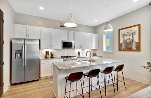 Talbot's Corner Casa | Rooftop Deck 2 Car Garage Near Downtown Nashville