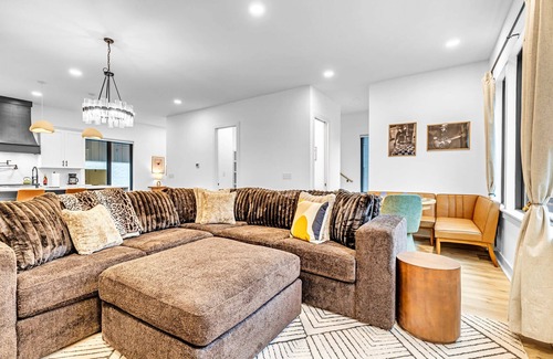 Hurwood Heights Casa | Rooftop Deck Hot Tub Retreat in Downtown Nashville