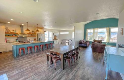Spearfish Casa | Rooftop Deck Hot Tub Steam Shower Arcade Game 4car Garage Chefs Kitchen