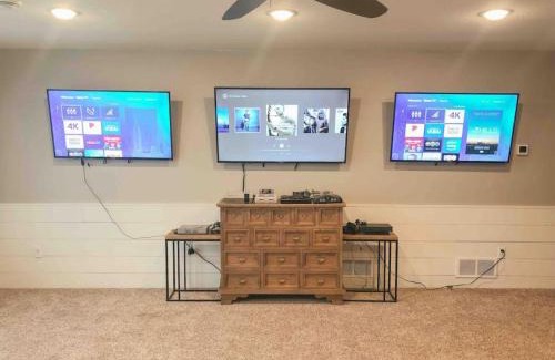 Spearfish Casa | Rooftop Deck Hot Tub Steam Shower Arcade Game 4car Garage Chefs Kitchen