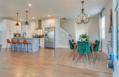 Hope Gardens Casa | Rooftop Fire Pit ~ 2 mil to Brdwy ~ Sleeps 11