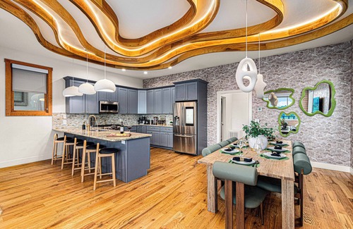 Asheville Casa | 🌄 Rooftop hot tub + panoramic views 🧖 Sauna, cold plunge, steam shower, gym 🎮 Pool table, arcade, 100” TV + grill deck