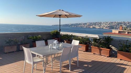 San Ferdinando Apartamento | Rooftop in front of the Castle