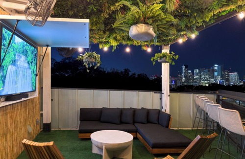 Riverside Casa | Rooftop Jungle with Skyline Views