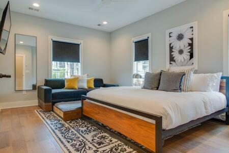 Germantown Casa | Rooftop Mansion with City Views