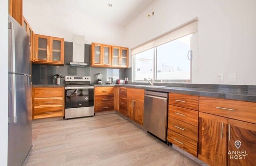 La Paz Casa | Rooftop Oceanview, Pool, Gym & Minutes to Beach